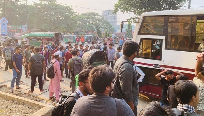 অবরোধে বাস স্বল্পতায় ভোগান্তিতে চুয়েট শিক্ষার্থীরা