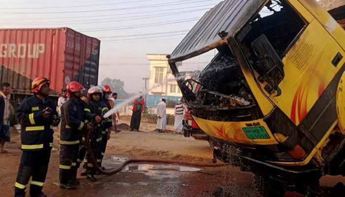 গাজীপুরে দুইটি কাভার্ডভ্যানে আগুন, ককটেল বিস্ফোরণ