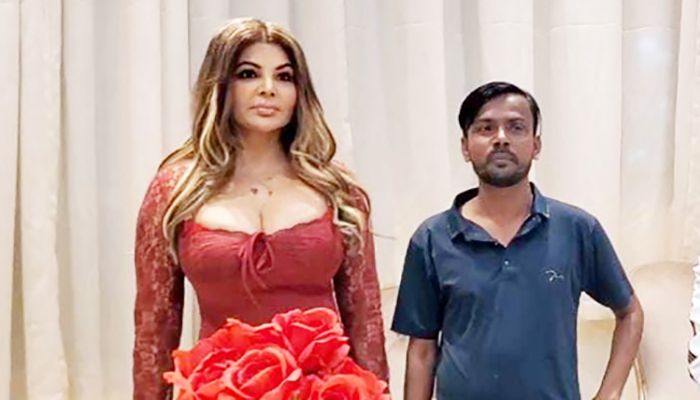 বলিউড অভিনেত্রী রাখির নতুন নায়ক হিরো আলম