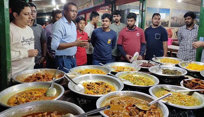 জাবির বটতলায় খাবার দোকানে প্রশাসনের অভিযান, জরিমানা