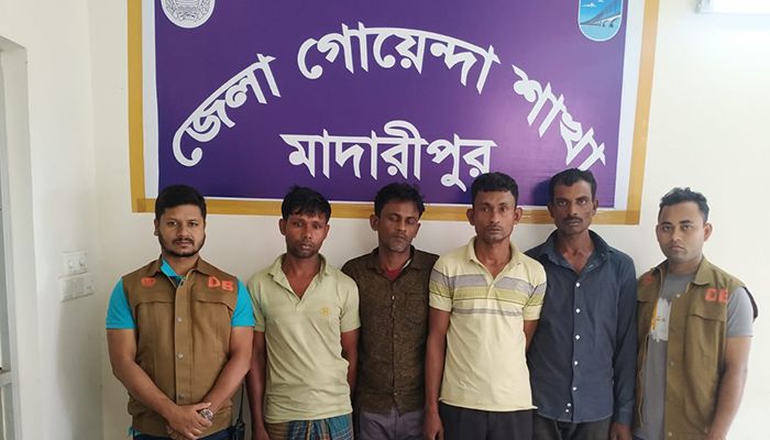 মাদারীপুরে দেশীয় অস্ত্রসহ গ্রেপ্তার ৪
