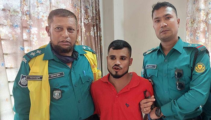 বাসে আগুন দিয়ে পালানোর সময় যুবক আটক, দাবি পুলিশের 