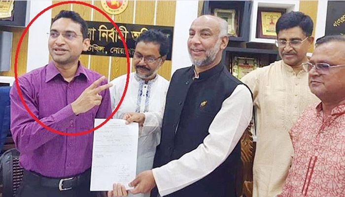 ‘ভি-চিহ্ন’ দেখিয়ে বিপাকে ইউএনও