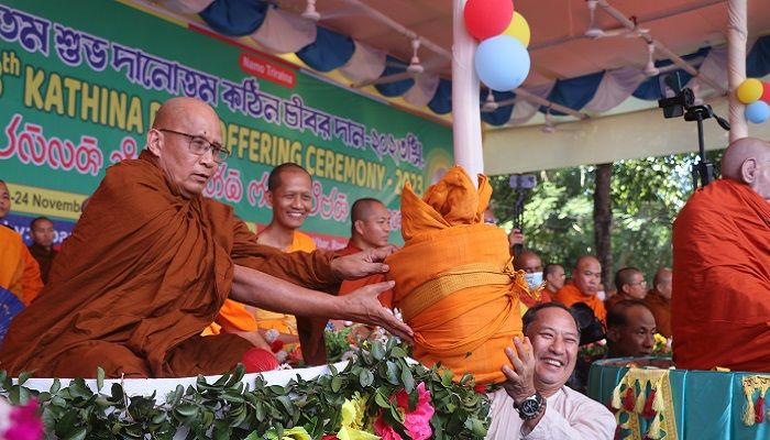 চীবর দানোৎসবে পৃথিবীর সকল প্রাণীর শান্তি কামনা