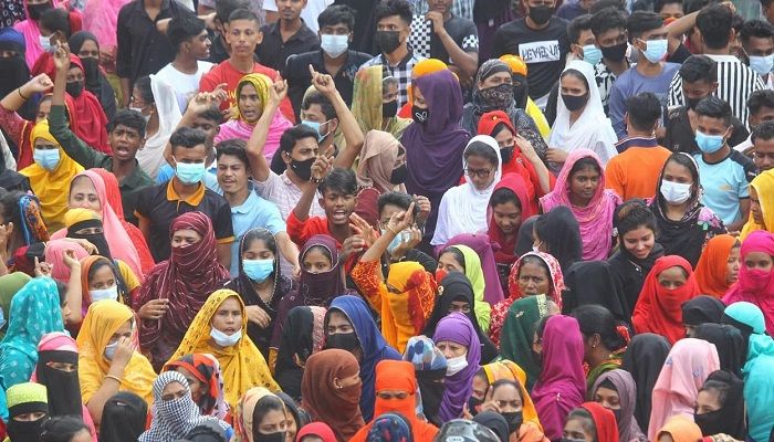 রাস্তায় পোশাকশ্রমিকদের বিক্ষোভ। ছবি: সংগৃহীত