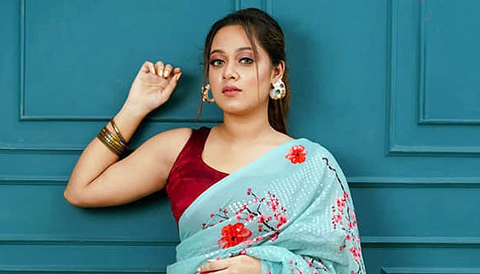 অন্তরঙ্গ ছবি থাকবে ফোনের গ্যালারিতে: দীঘি