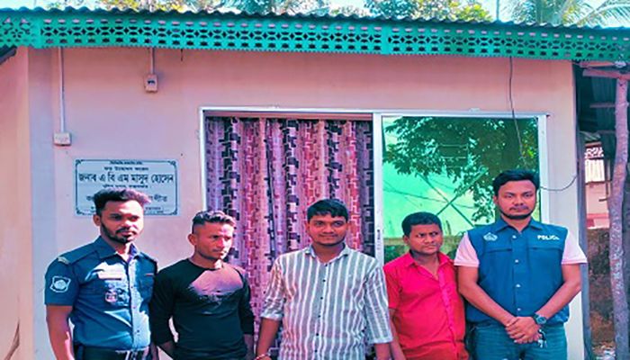 গর্জনিয়ায় মিয়ানমারের সিগারেটসহ গ্রেপ্তার ৩