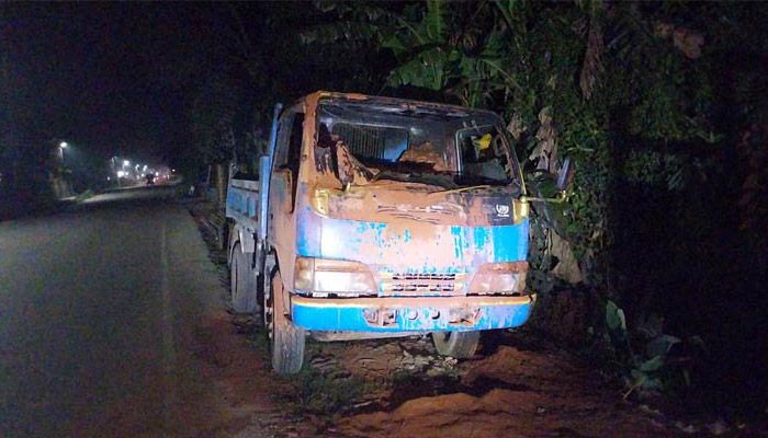 রামপুরায় পিকআপভ্যানে আগুন