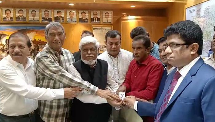 প্রতীক পেলেন সাদিক আবদুল্লাহ