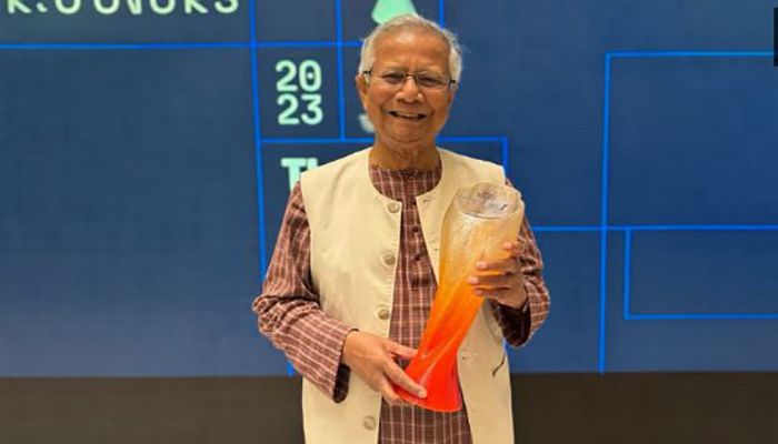 ওয়ার্ল্ড ফুটবল সামিটের আজীবন সম্মাননা পুরস্কার পেলেন ড. ইউনূস