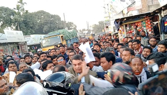 লালমনিরহাটে লিফলেট বিতরণে পুলিশের বাধা, আটক এক