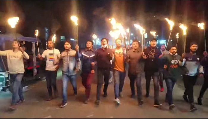 অবরোধের সমর্থনে জয়পুরহাটে মশাল মিছিল 