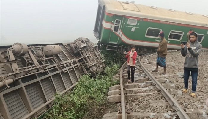 গাজীপুরে ট্রেনের ৭ বগি লাইনচ্যুত, একজনের মৃত্যু