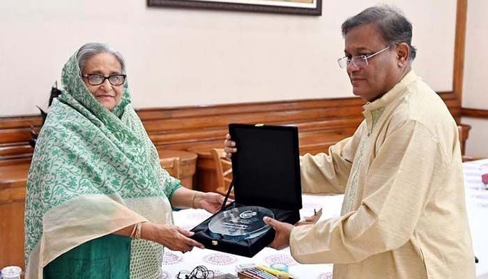 জলবায়ুর প্রভাব মোকাবিলায় পুরস্কার পেলেন প্রধানমন্ত্রী