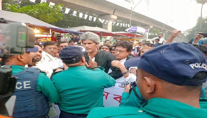গণতন্ত্র মঞ্চের ‘ভোট বর্জনের’ মিছিলে পুলিশের বাধা