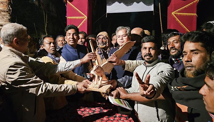 স্বতন্ত্র প্রার্থী মহুলের প্রচারণা চলছে বাড়ি বাড়ি