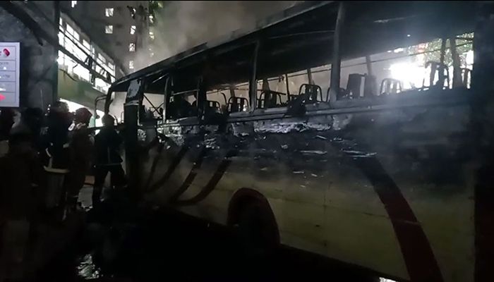 বাড্ডায় যাত্রীবাহী বাসে আগুন
