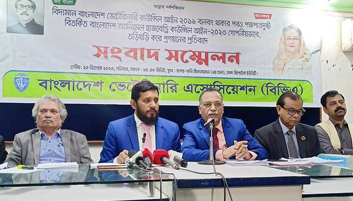 সরকারি গাড়ি হাঁকিয়ে সচিবের বিচার দাবির কর্মসূচিতে প্রাণিসম্পদ কর্মকর্তারা