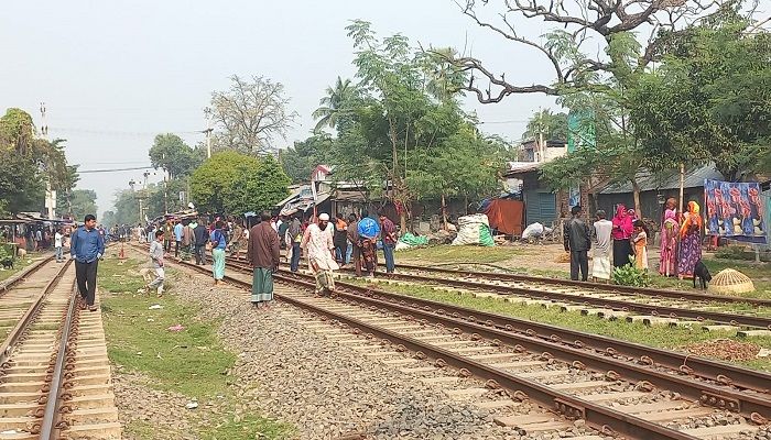 জয়পুরহাটে ট্রেনের ধাক্কায় একজনের মৃত্যু
