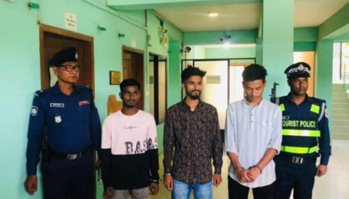 বিদেশি পর্যটককে ছুরিকাঘাতের ঘটনায় আটক ৪