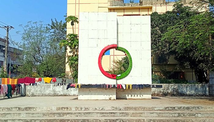 মুক্তিযুদ্ধ স্মৃতিস্তম্ভ এখন কাপড় শুকানোর স্থান