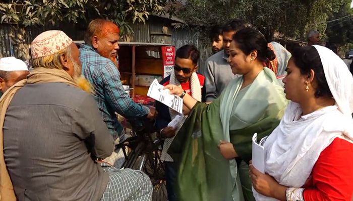 গানে গানে ভোটের মাঠ মাতাচ্ছেন কন্ঠশিল্পী ডলি সায়ন্তনী