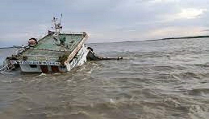 মেঘনা নদীতে মাছ ধরার ট্রলার ডুবি