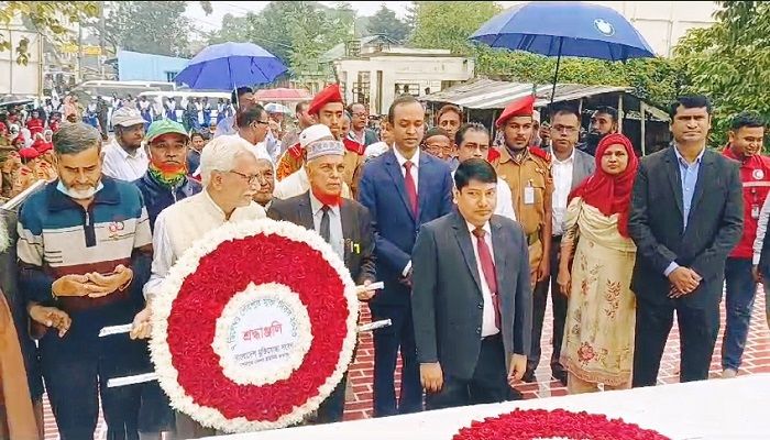 মুক্তিযোদ্ধা স্মৃতিস্তম্ভে একাত্তরে শহীদদের স্মরণে পুষ্পস্তবক অর্পণ। ছবি: শেরপুর প্রতিনিধি