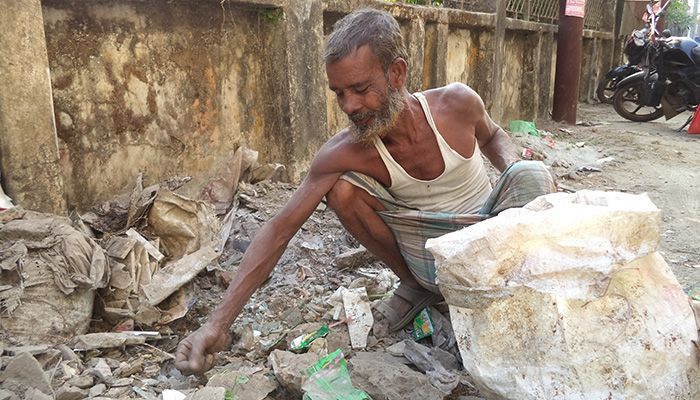 প্রতিদিন সকালে এক টুকরো ভাঙ্গা কাঁচের খোঁজে ঘর থেকে বেড়িয়ে পড়েন আমির হোসেন। ছবি: সংগৃহীত