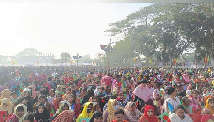 প্রধানমন্ত্রীর জনসভায় মানুষের ভিড়