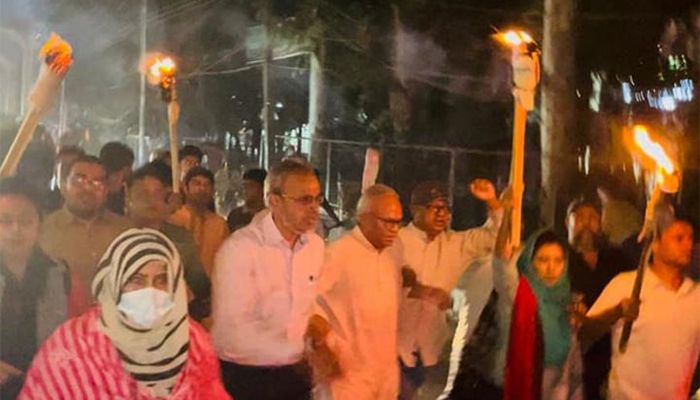 অবরোধের সমর্থনে রিজভীর নেতৃত্বে বিএনপির মশাল মিছিল