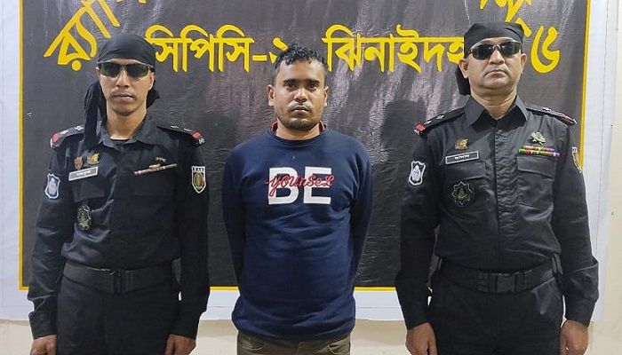 হরিণাকুন্ডে অস্ত্র-গুলিসহ যুবক আটক