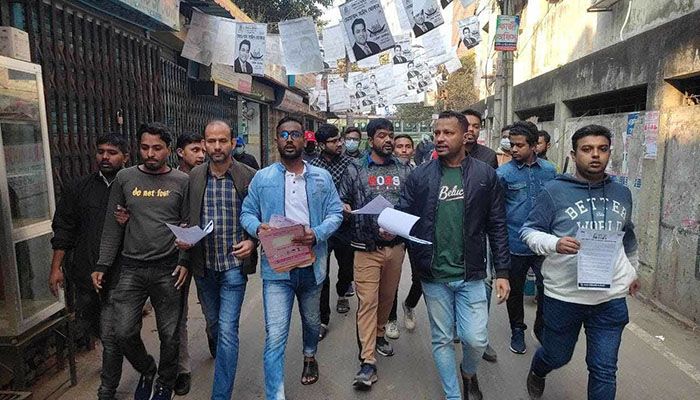 ভোট বর্জন ও অসহযোগের লিফলেট বিতরণ জবি ছাত্রদলের