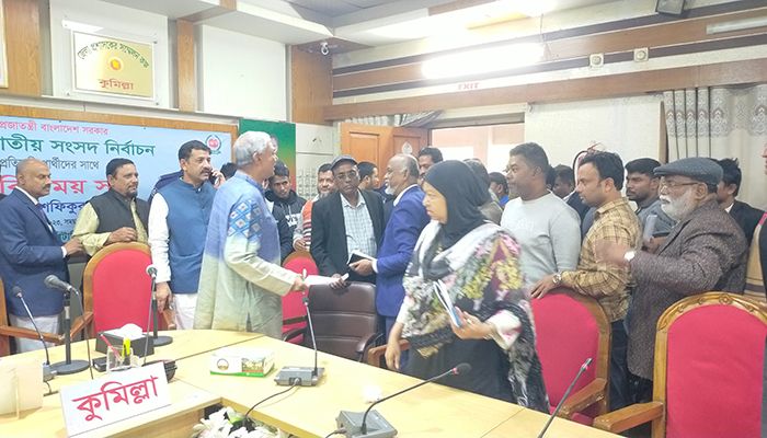 কুমিল্লায় সীমা ও বাহার সমর্থকদের বাকবিতণ্ডা