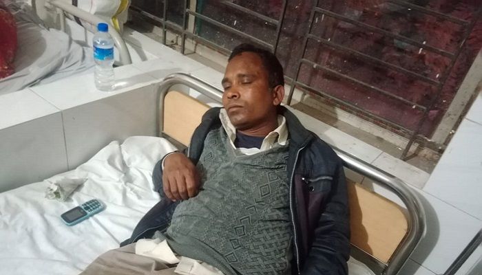 প্রচারণায় অংশ না নেওয়ায় সরকারি কর্মচারীকে পিটিয়ে আহত