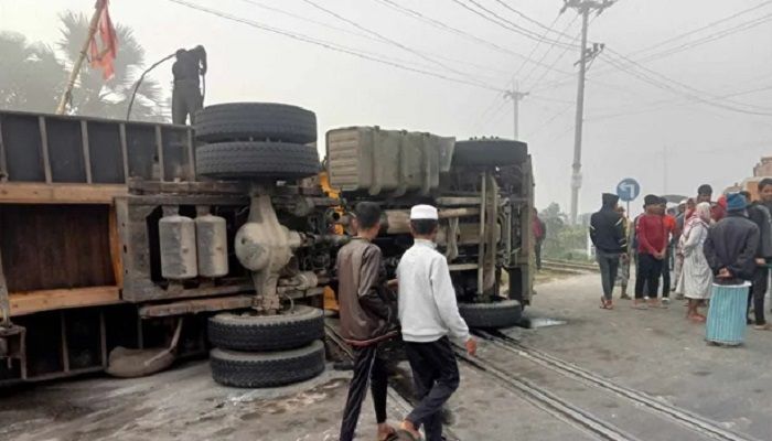 কুমিল্লায় লরি উল্টে রেললাইনে, ট্রেন যোগাযোগ বন্ধ