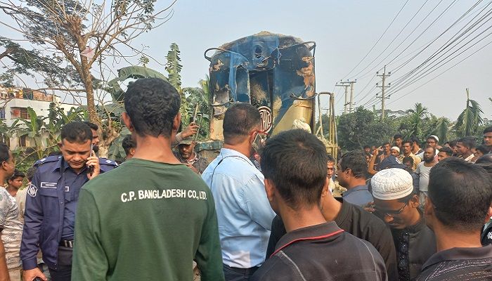 বালুবাহী ট্রাকে ট্রেনের ধাক্কা, নিহত ৪