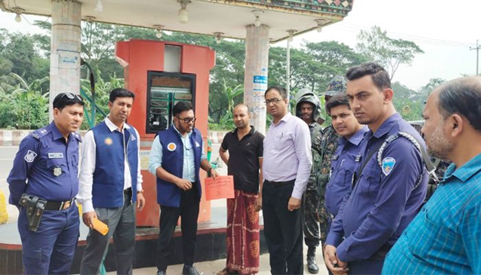নোয়াখালীতে তেল কম দেওয়ায় ফিলিং স্টেশন সিলগালা