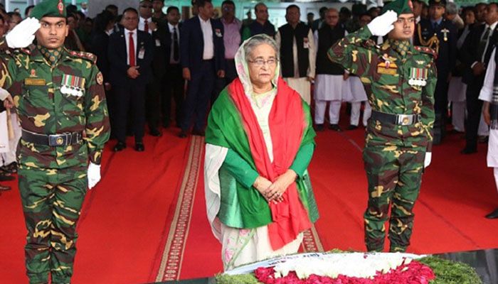 বঙ্গবন্ধুর প্রতিকৃতিতে প্রধানমন্ত্রীর শ্রদ্ধা