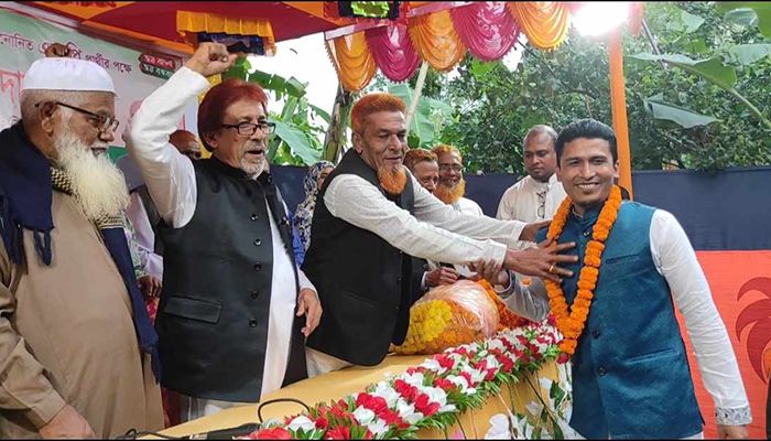 বড়াইগ্রামে শতাধিক বিএনপি নেতাকর্মীর আ. লীগে যোগদান 