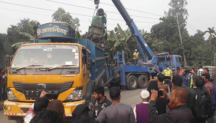 টাঙ্গাইলে বাস-ট্রাক-সিএনজি ত্রিমুখী সংঘর্ষে শিশুসহ নিহত ২