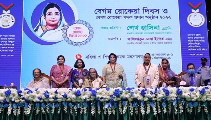 ‘বেগম রোকেয়া পদক’ তুলে দিলেন প্রধানমন্ত্রী