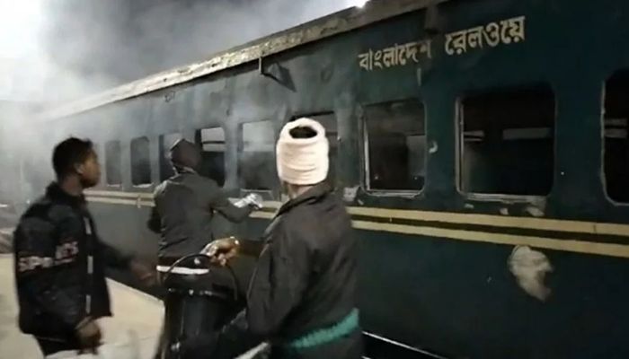 জয়পুরহাটে ট্রেনের বগিতে আগুন