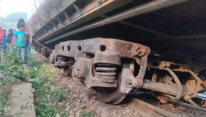 টঙ্গীতে মালবাহী ট্রেনের ৫ বগি লাইনচ্যুত