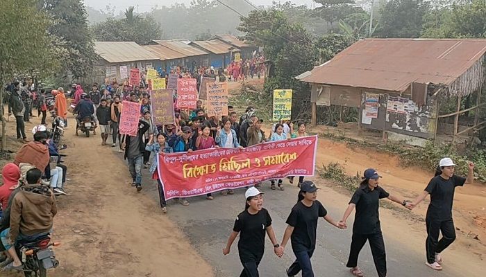 জড়িতদের গ্রেপ্তার ও বিচার দাবিতে বিক্ষোভ করেছে সংগঠনটি। ছবি: রাঙ্গামাটি প্রতিনিধি
