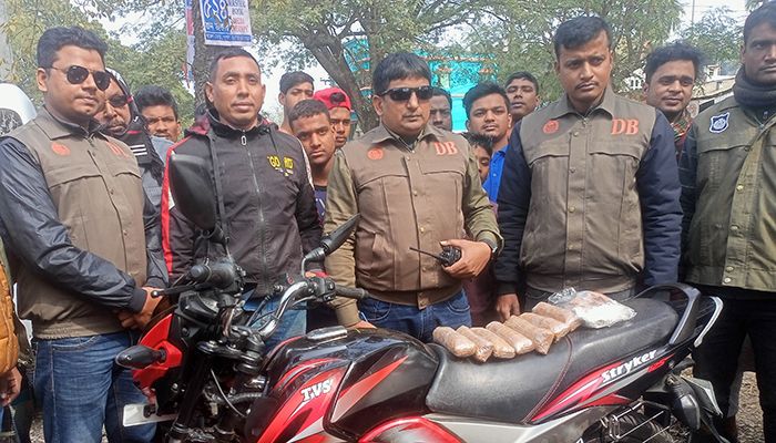 চুয়াডাঙ্গায় মোটরসাইকেল থেকে অবৈধ গয়না উদ্ধার