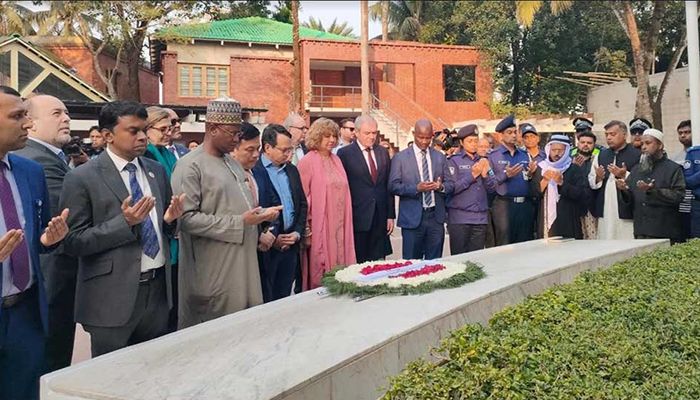 টুঙ্গিপাড়ায় বঙ্গবন্ধুর সমাধিতে ১৪ দেশের রাষ্ট্রদূতের শ্রদ্ধা