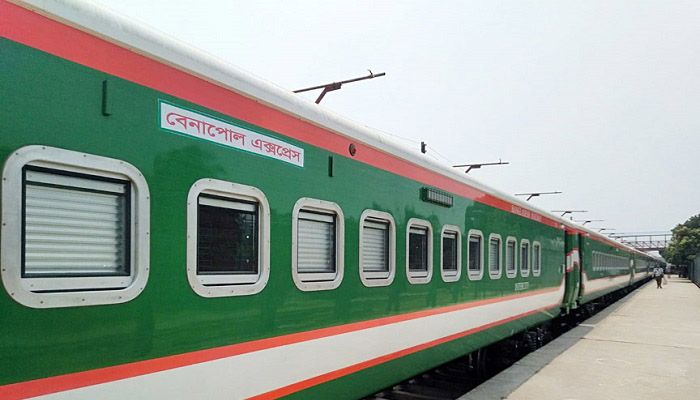 ঢাকায় বেনাপোল এক্সপ্রেস ট্রেনে আগুন