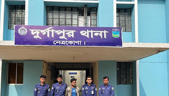 নেত্রকোণায় ভারতীয় মদসহ মাদক ব্যবসায়ী গ্রেপ্তার