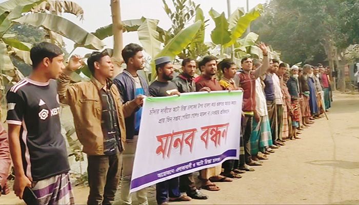 অটোরিকশা চালকের ওপর হামলার প্রতিবাদ ও বিচারের দাবিত মানববন্ধন। ছবি: শেরপুর প্রতিনিধি